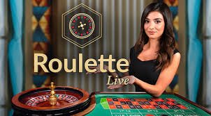 Pemakai smartphone menggunakan fitur Live Casino dengan tampilan antarmuka hijau neon dari goaloo2