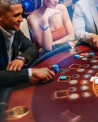 Pemain aktif mengikuti permainan blackjack dan roulette dengan dealer live dalam sesi berwarna neon hijau